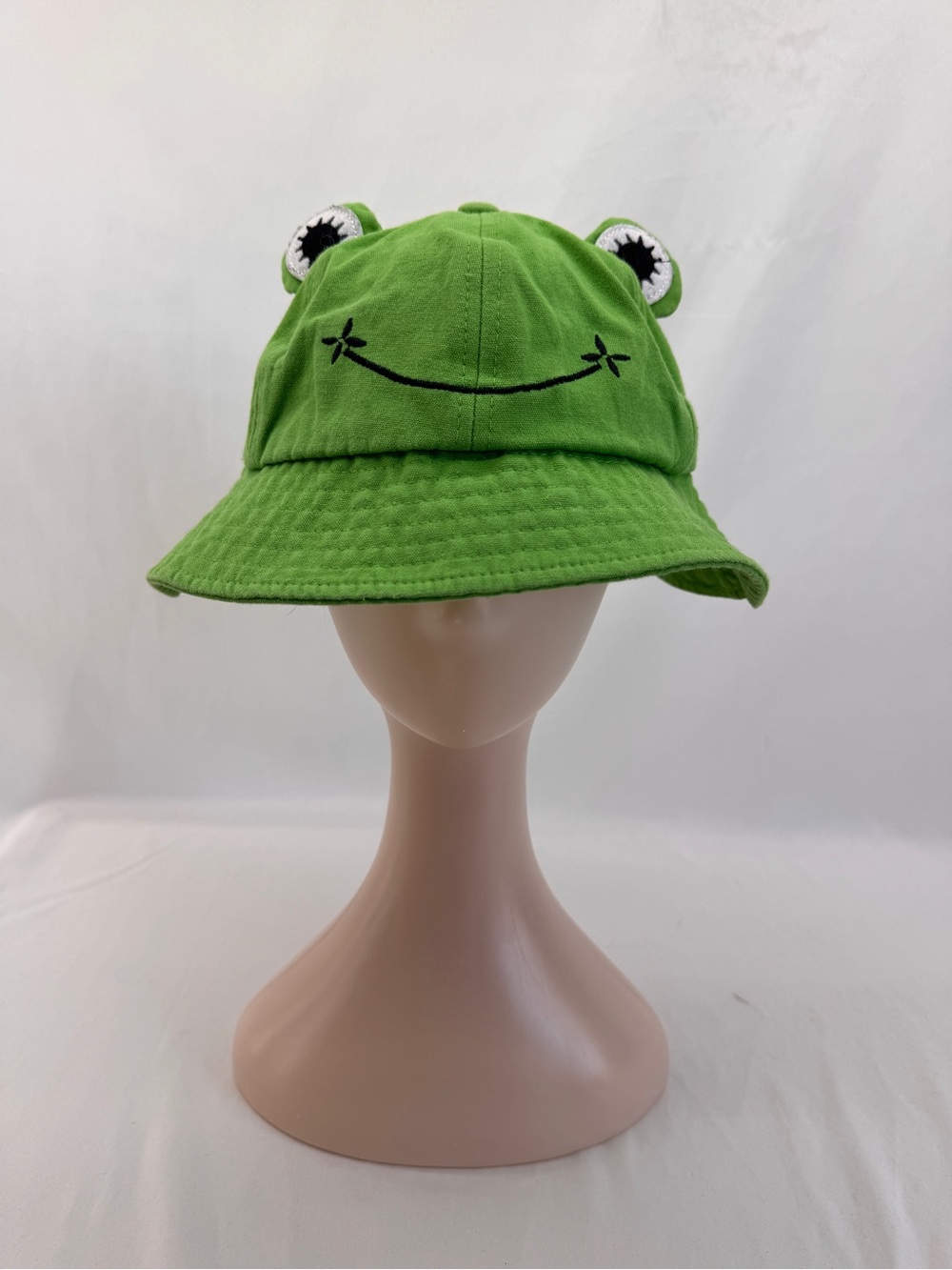 Green Frog Face Embroidered Bucket Hat 100% Cotton Unisex Whimsical Frogcore L
